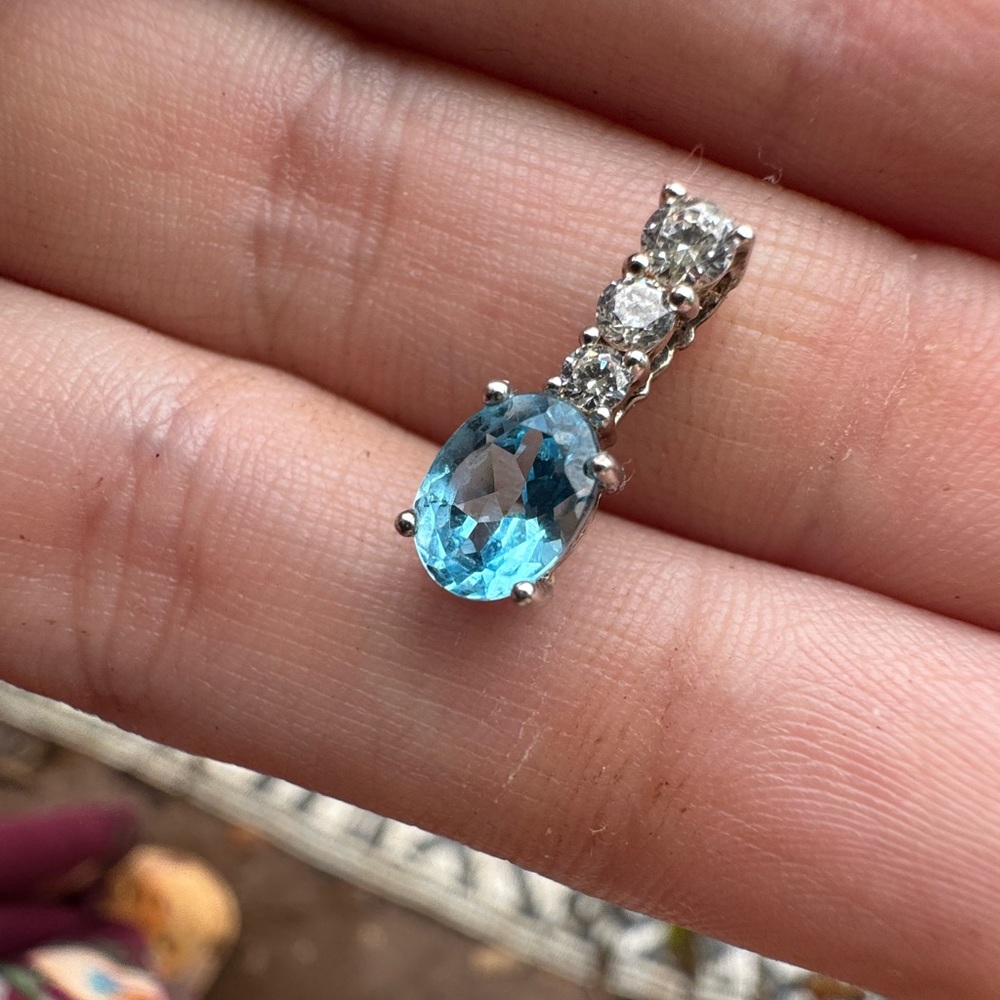 Solid sterling genuine blue topaz/goshenite pendant _super sparkly - Picture 12 of 16